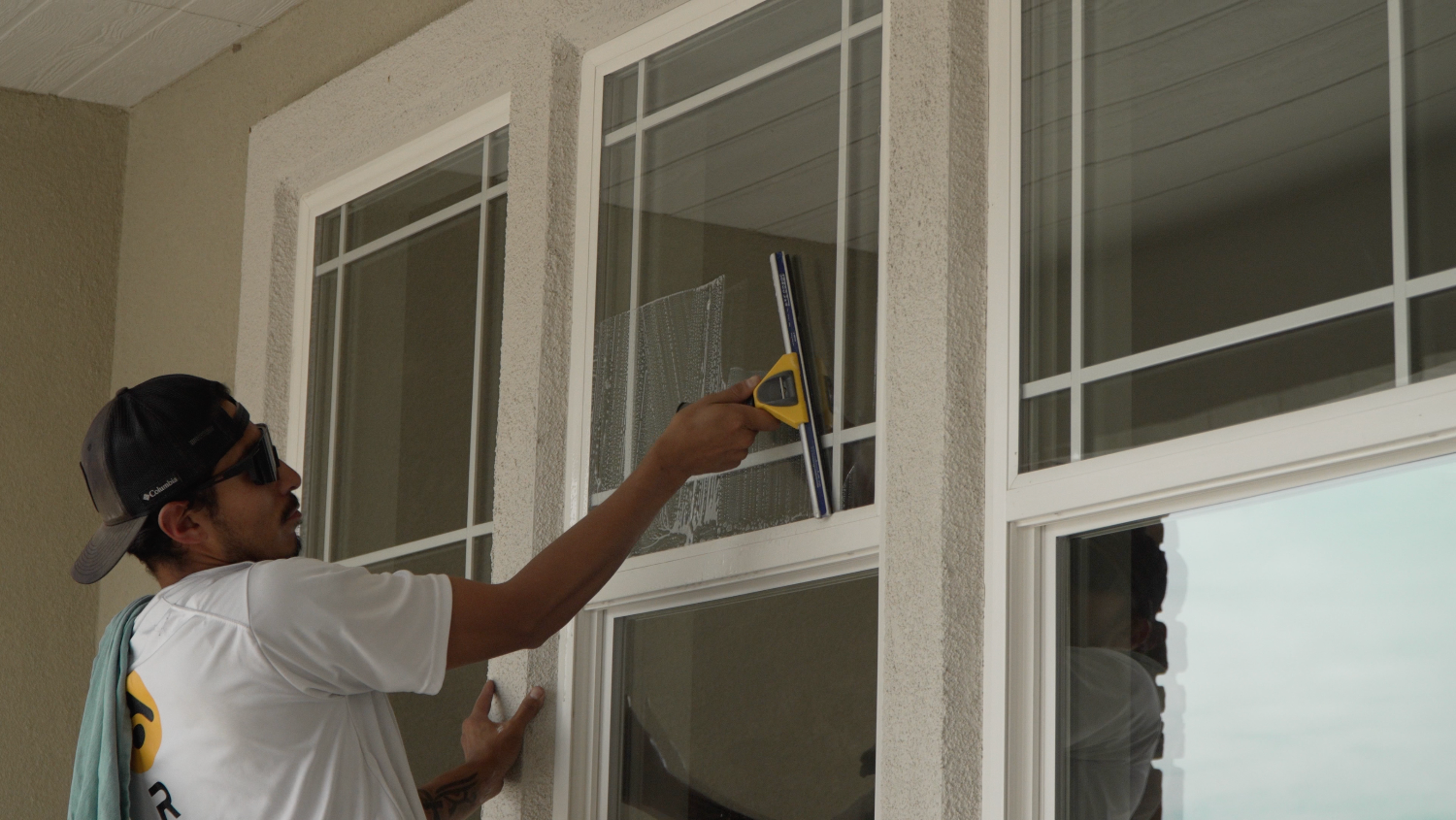 Detail cleaning of a window screen and frame